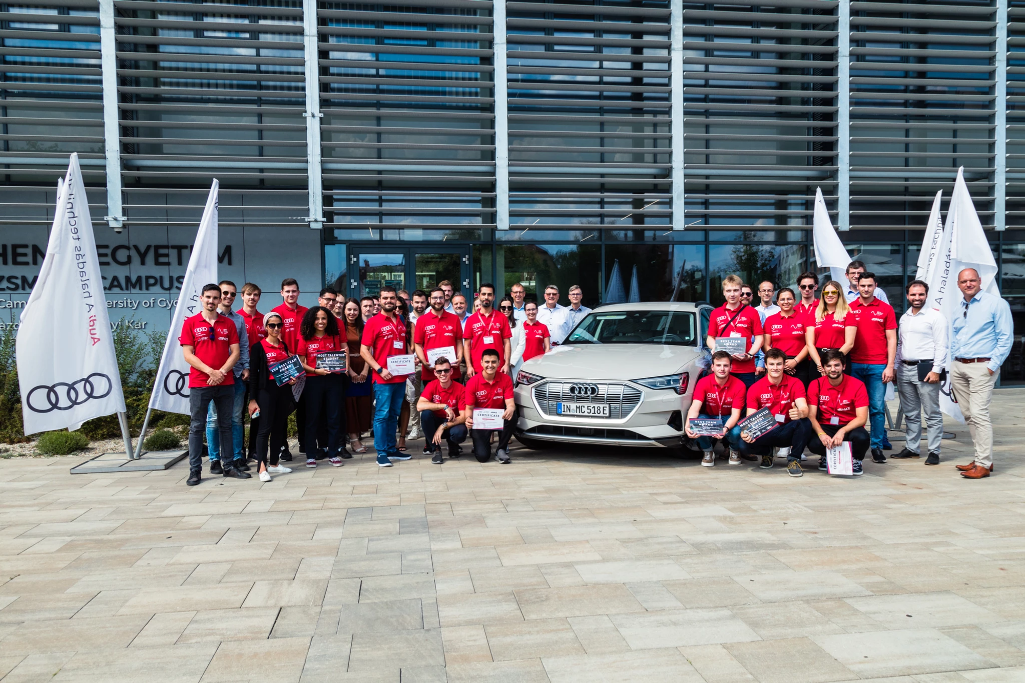 Participants of Audi Development Camp, representatives of the sponsors, mentors and organisers in a team picture in front of the Management Campus Building